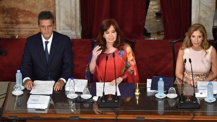 La vicepresidenta Cristina Fernández de Kirchner flanqueada por el titular de la Cámara de Diputados, Sergio Massa, y la diputada Claudia Ledesma Abdala de Zamora (Franco Fafasuli)