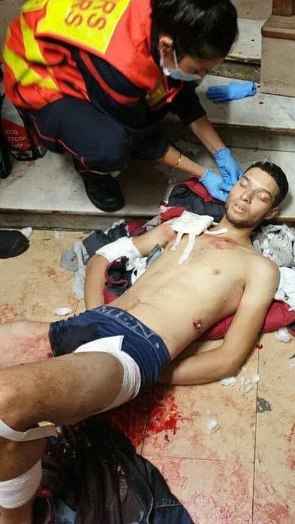 Brahim Aoussaoui, el tunecino de 21 años que asesinó a tres víctimas en la basílica de Notre-Dame de Niza, es atendido luego de recibir disparos por parte de la policía (Policía de Niza)

