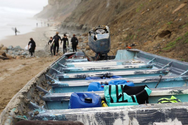 Chalecos salvavidas se desplegaron en Black's Beach, después de que dos embarcaciones de pesca volcaran frente a la costa de San Diego tras una aparente operación de contrabando de migrantes (Foto: REUTERS/Sandy Huffaker)