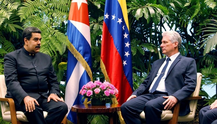 El dictador Nicolás Maduro con su par cubano, Miguel Díaz-Canel, durante una visita a La Habana (Reuters)