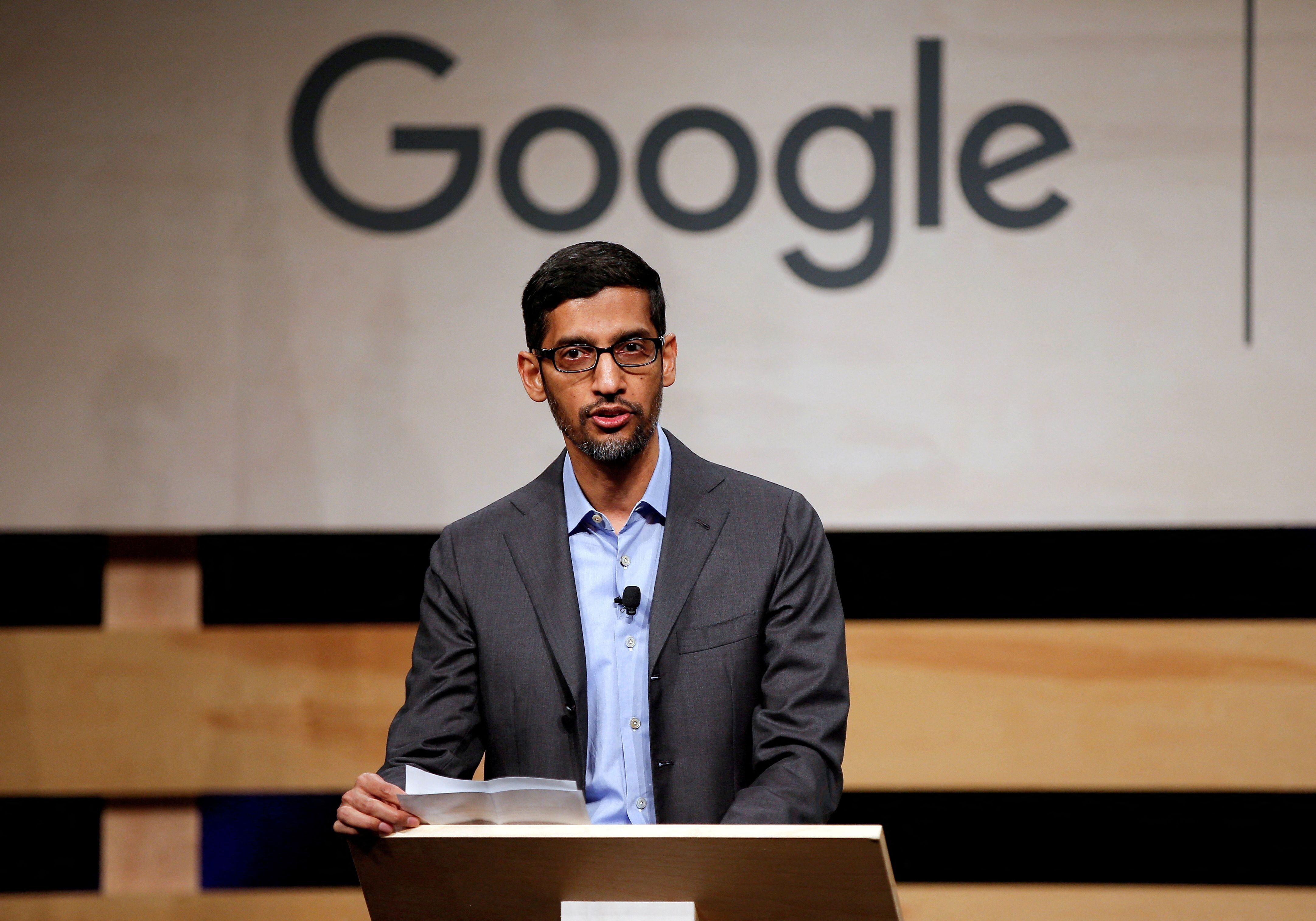Sundar Pichai, CEO de Google, aplica la llamada “regla de tres” durante sus discursos para que el público recuerde sus ideas. (REUTERS/Brandon Wade)