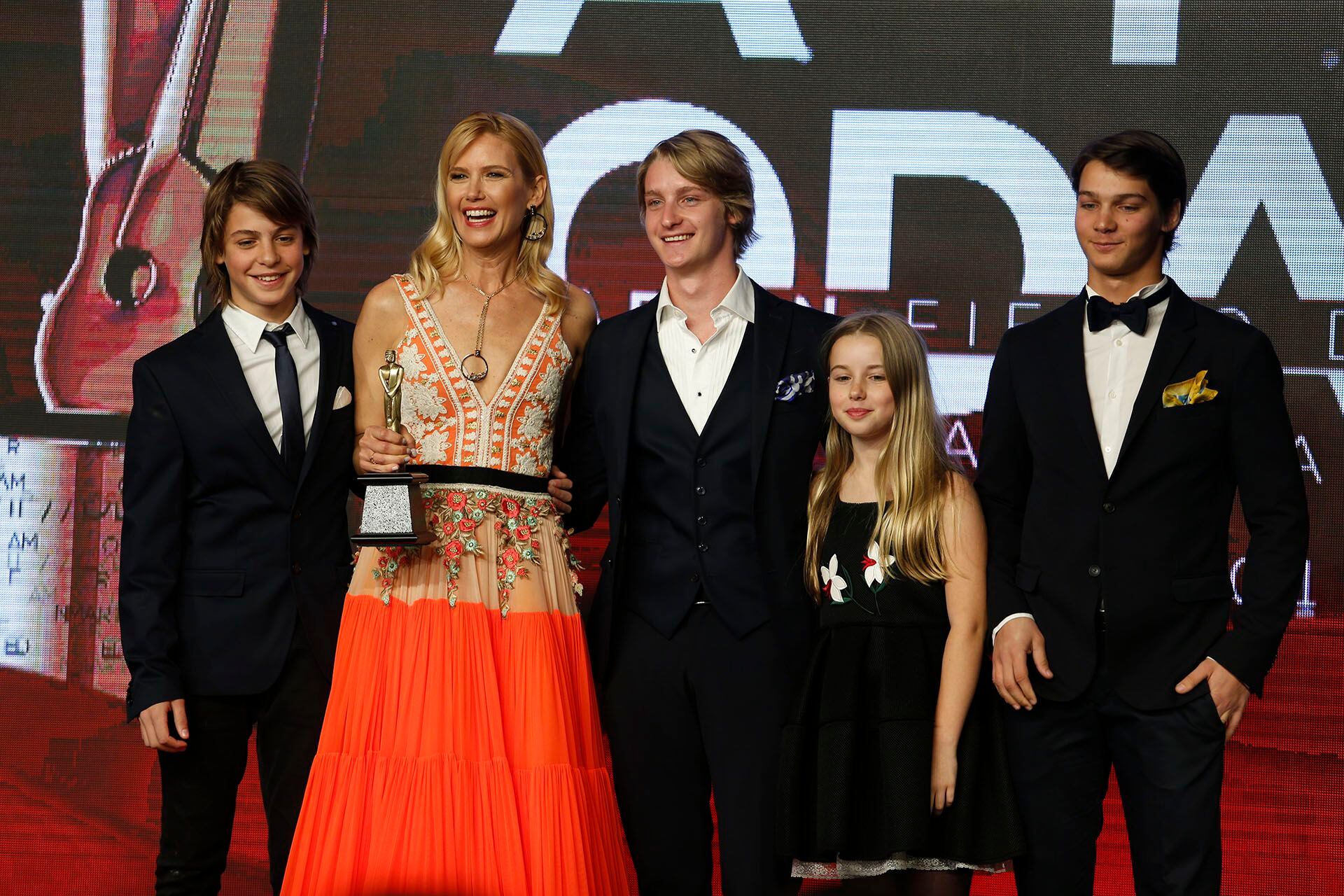 Valeria se mostró feliz y orgullosa junto a sus hijos: "Ellos son mi premio, es el premio que me ha dado Dios. Desde que tengo uso de razón, siempre soñé con tener una familia con muchos hijos, así que me encanta que hoy estén acá y me hayan traído este reconocimiento tan importante de todos mis amigos del mundo de la moda".