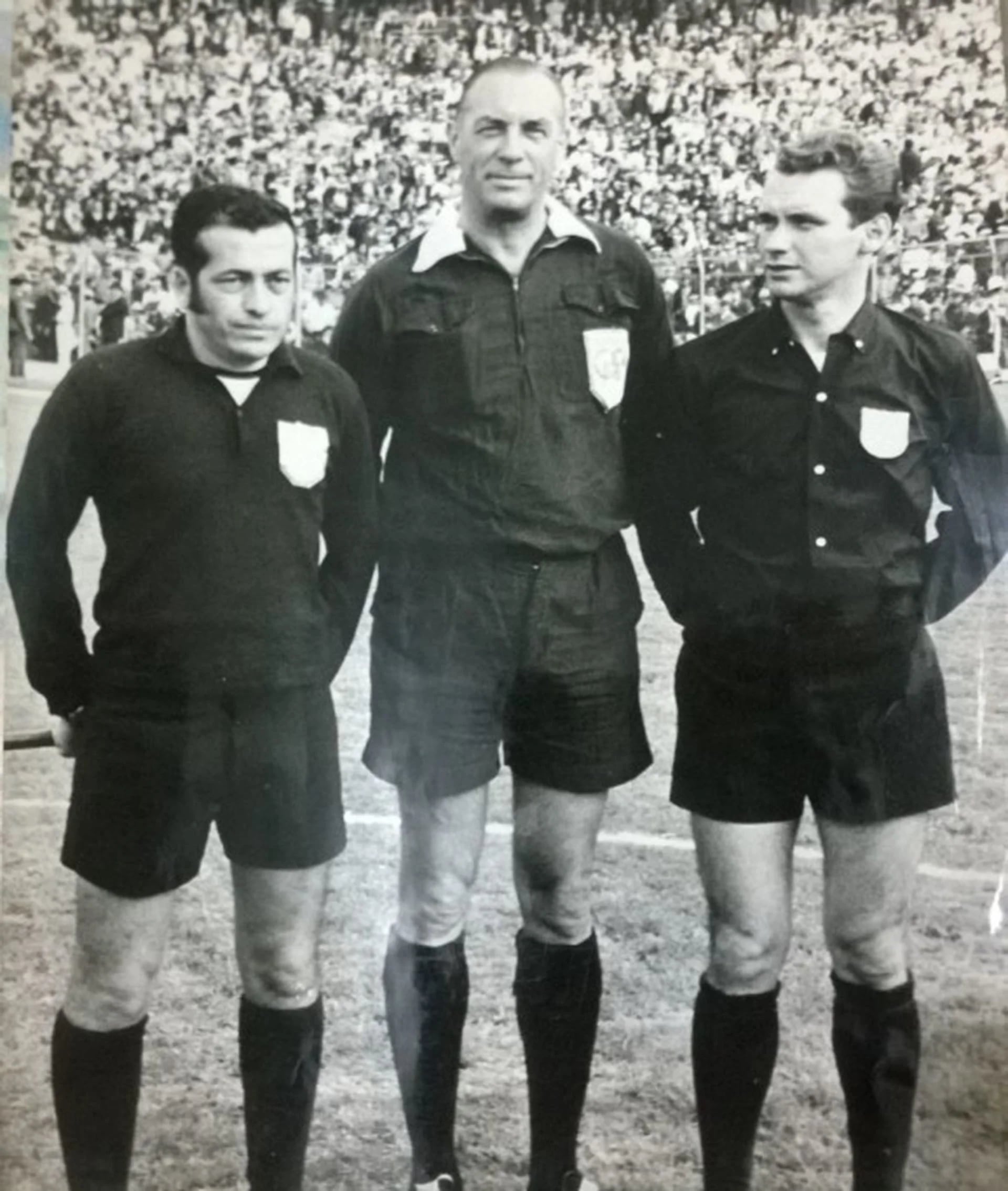 Octavio Sierra (en el medio) en su época como árbitro