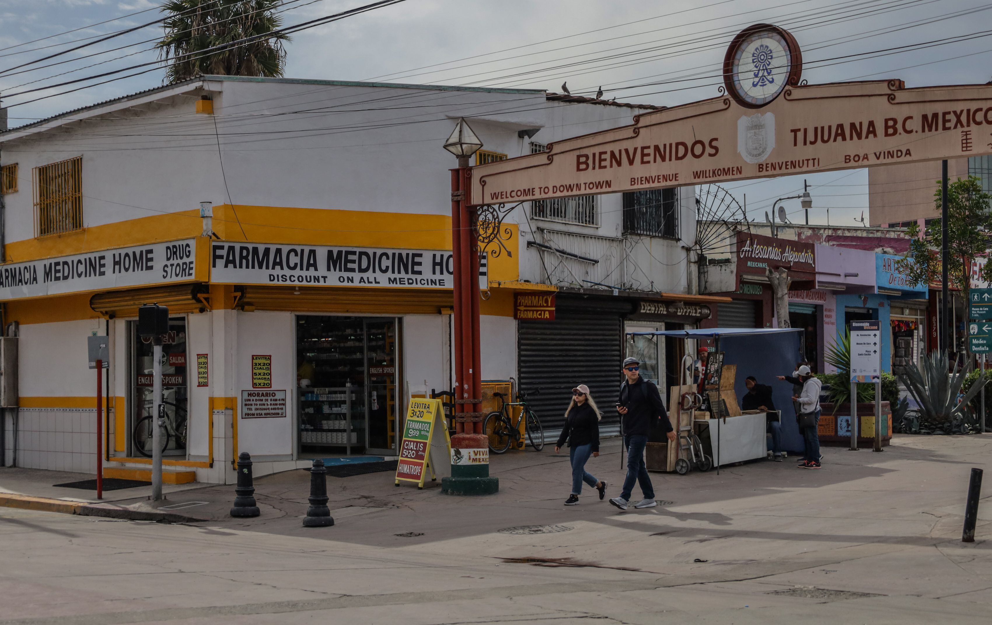 Fotografía de archivo del exterior de una farmacia, el 3 de abril de 2023, en la ciudad de Tijuana en Baja California (México). EFE/Joebeth Terriquez
