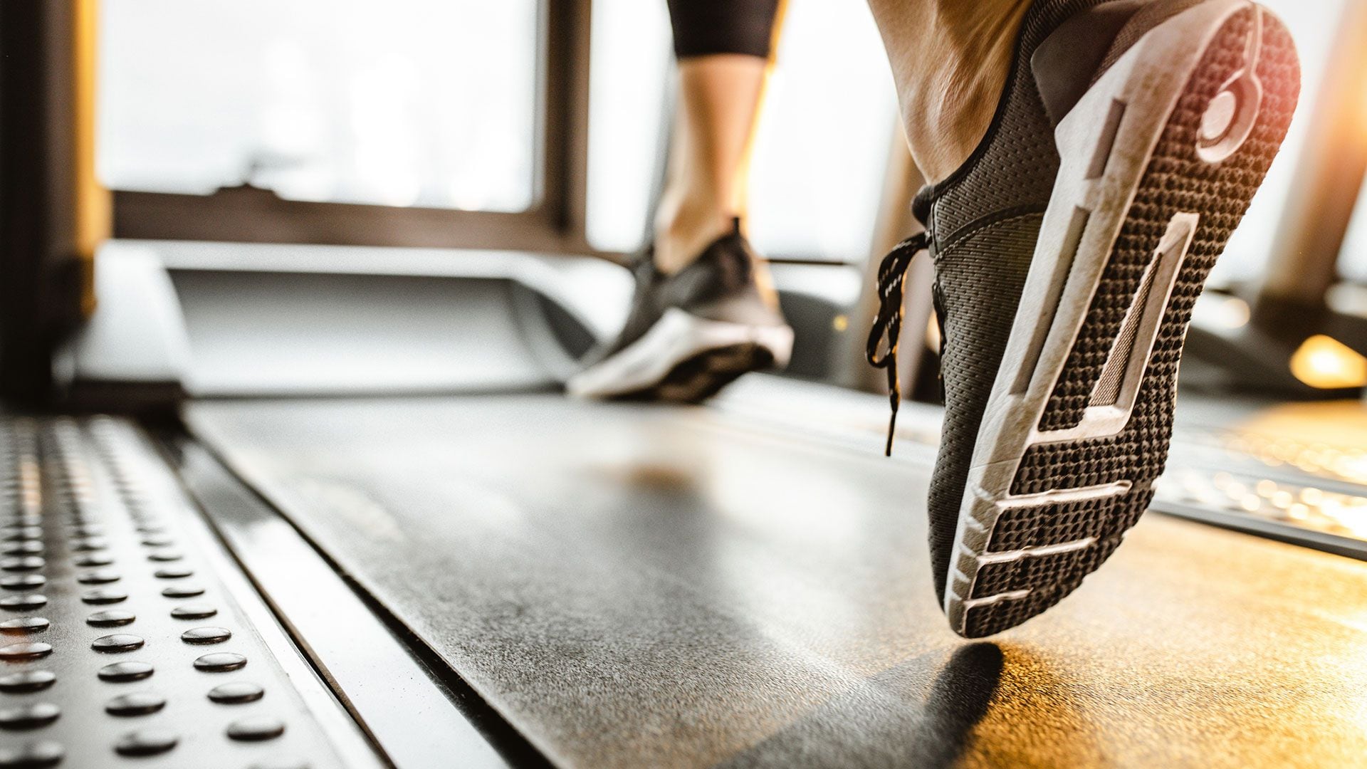 La actividad física intermitente y vigorosa implica ejercicios breves y enérgicos como caminar rápidamente, subir escaleras o correr para alcanzar el transporte público (Getty)
