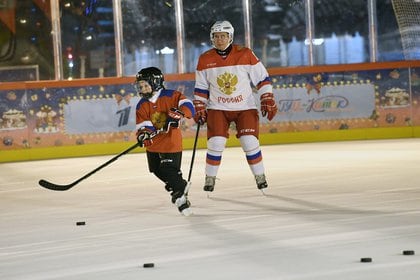 Vladimir Putin jugó al hockey con un niño de 9 años 