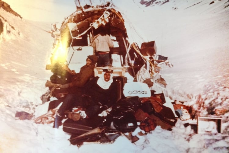 Roy es el que está de espalda. De campera marrón Roberto Canessa. Tintín Vizintín viste una remera blanca en su cabeza. La foto la tomó Nando Parrado. Fue durante su estadía en la cola del avión, a donde fueron para intentar comunicarse a través de la radio