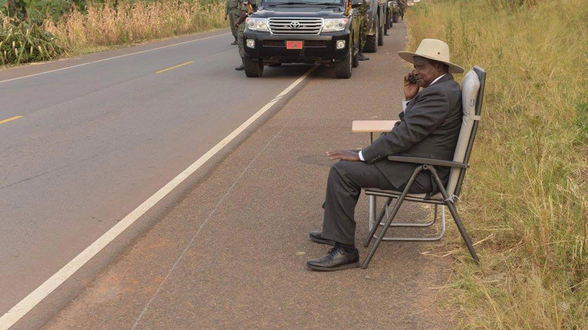 El presidente de Uganda, Yoweri Museveni , en una llamada telefónica mientras lo espera la caravana oficial