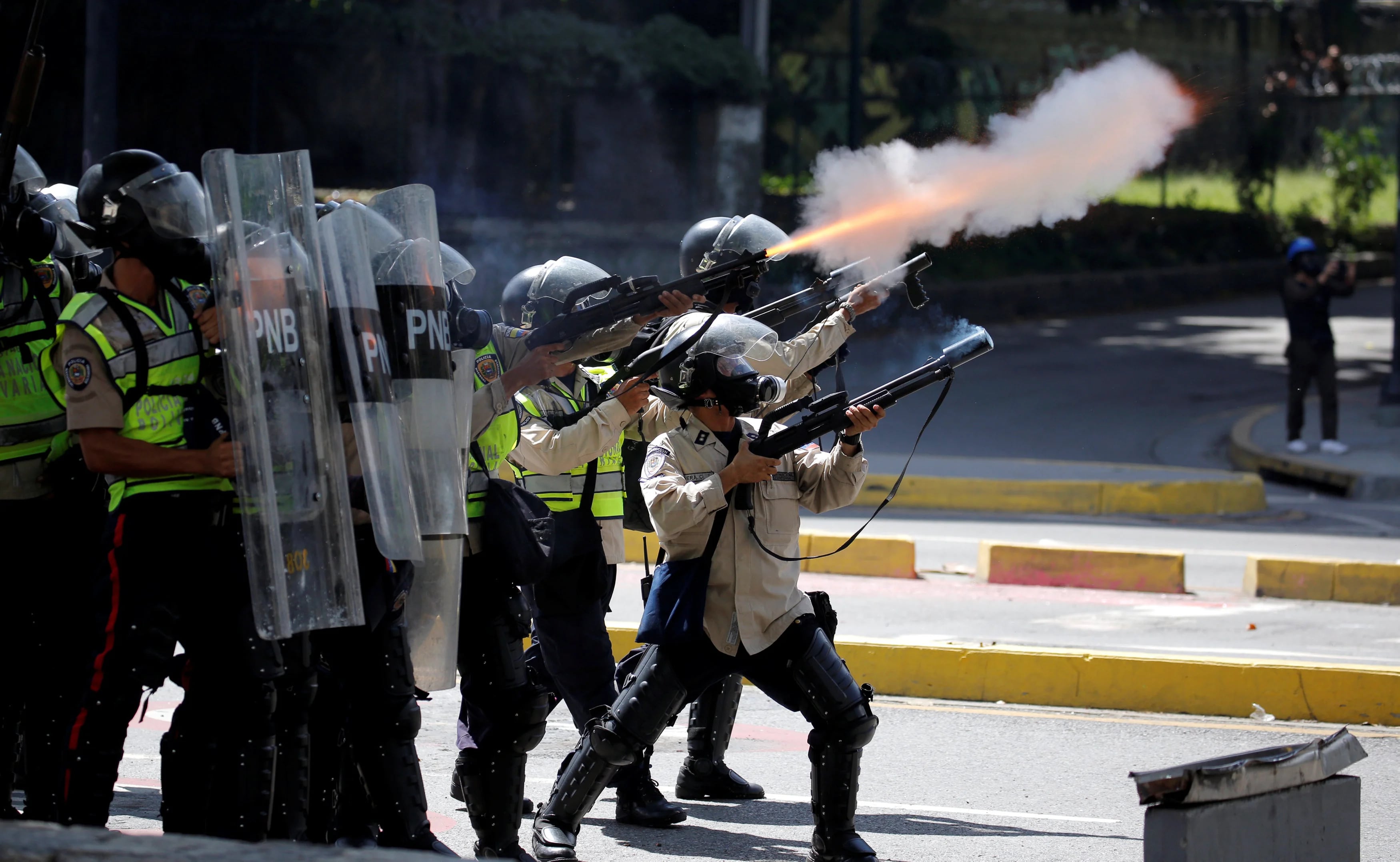 Agentes de la Guardia Nacional Bolivariana durante las protestas contra Maduro (Reuters)