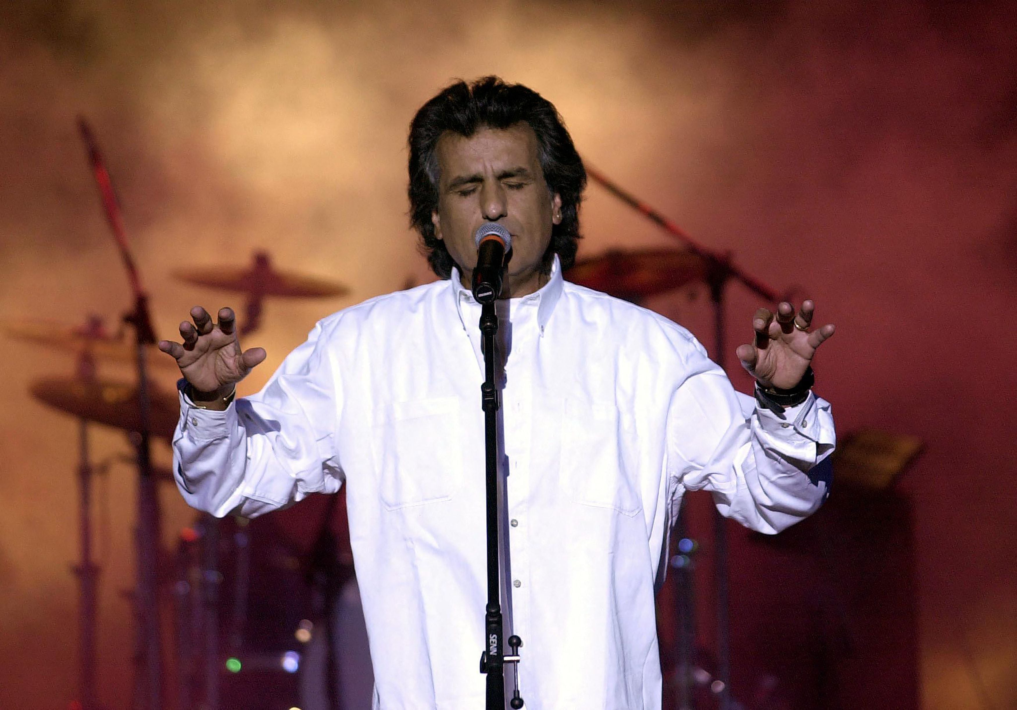 Cutugno durante un recital en 2002 (Fethi Belaid / AFP)
