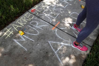 Manifestantes escribieron la vereda del ex policía Derek Chauvin, acusado por la muerte de George Floyd REUTERS/Scott Audette