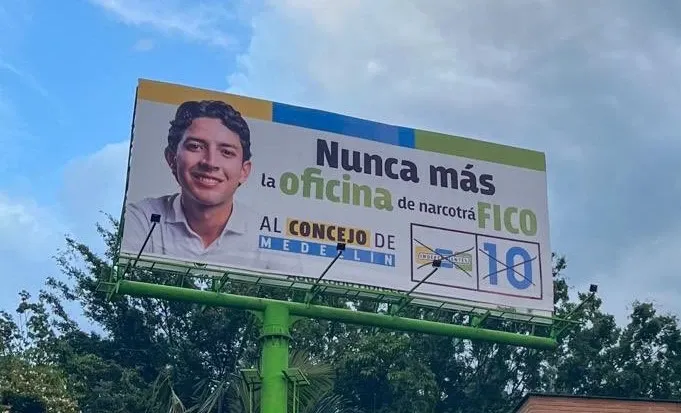 La valla publicitaria de Andrés Pineda que causó polémica en Medellín - crédito Twitter Andrés Pineda