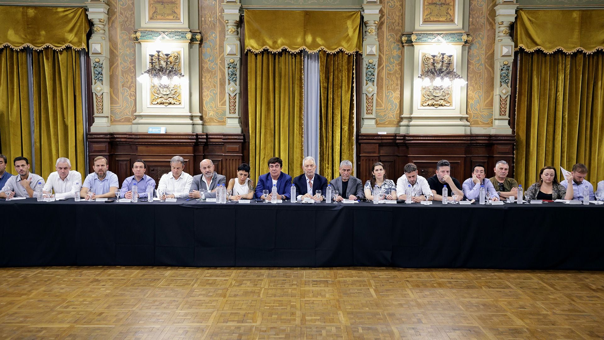 reunión Kicillof, Massa, Máximo Kirchner y los intendentes por DNU Milei