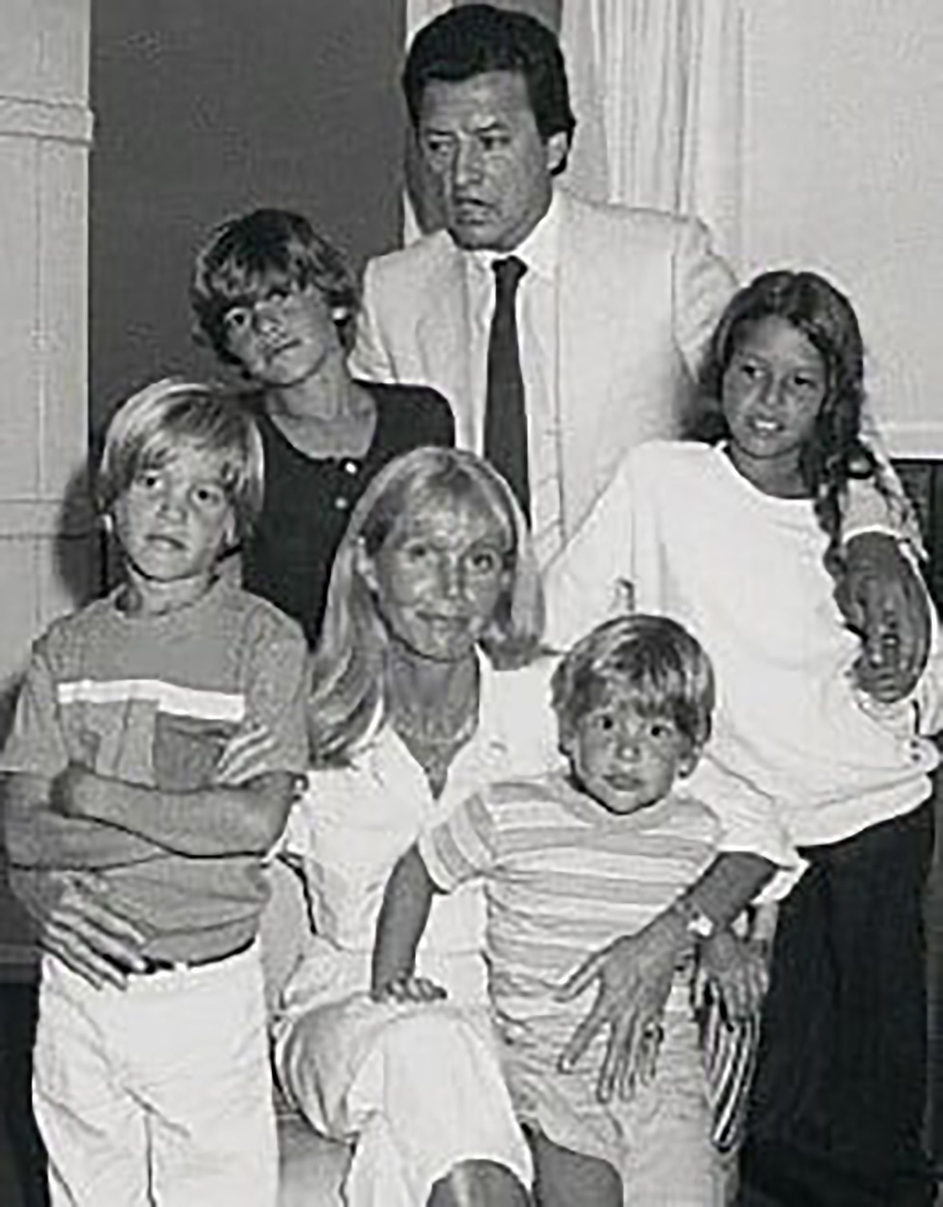 Julieta Ortega rodeada por sus padres, Evangelina Salazar y Ramón, y sus hermanos, Martín, Sebastián y Emanuel.