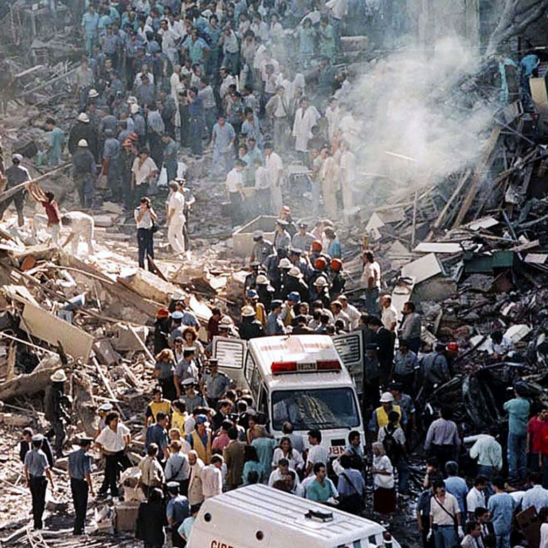 El atentado a la Embajada de Israel ocurrió el 17 de marzo de 1992. Iosi trabajó en los trabajos de recolección de escombros y la recuperación de documentos