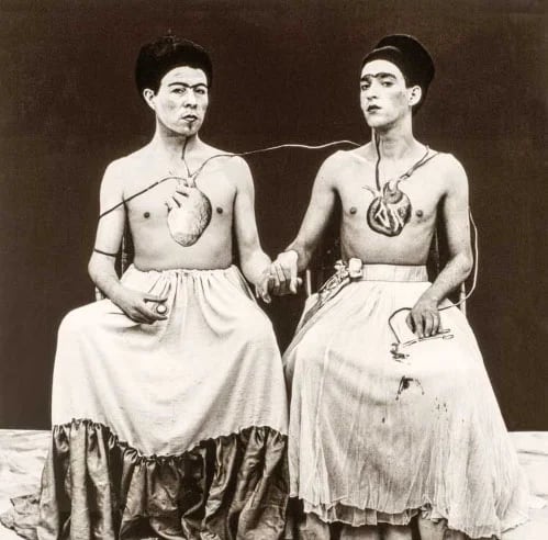 "Las dos Fridas", la famosa imagen de Lemebel y Francisco Casas, el dúo  de performers conocidos como "Las yeguas del Apocalipsis".