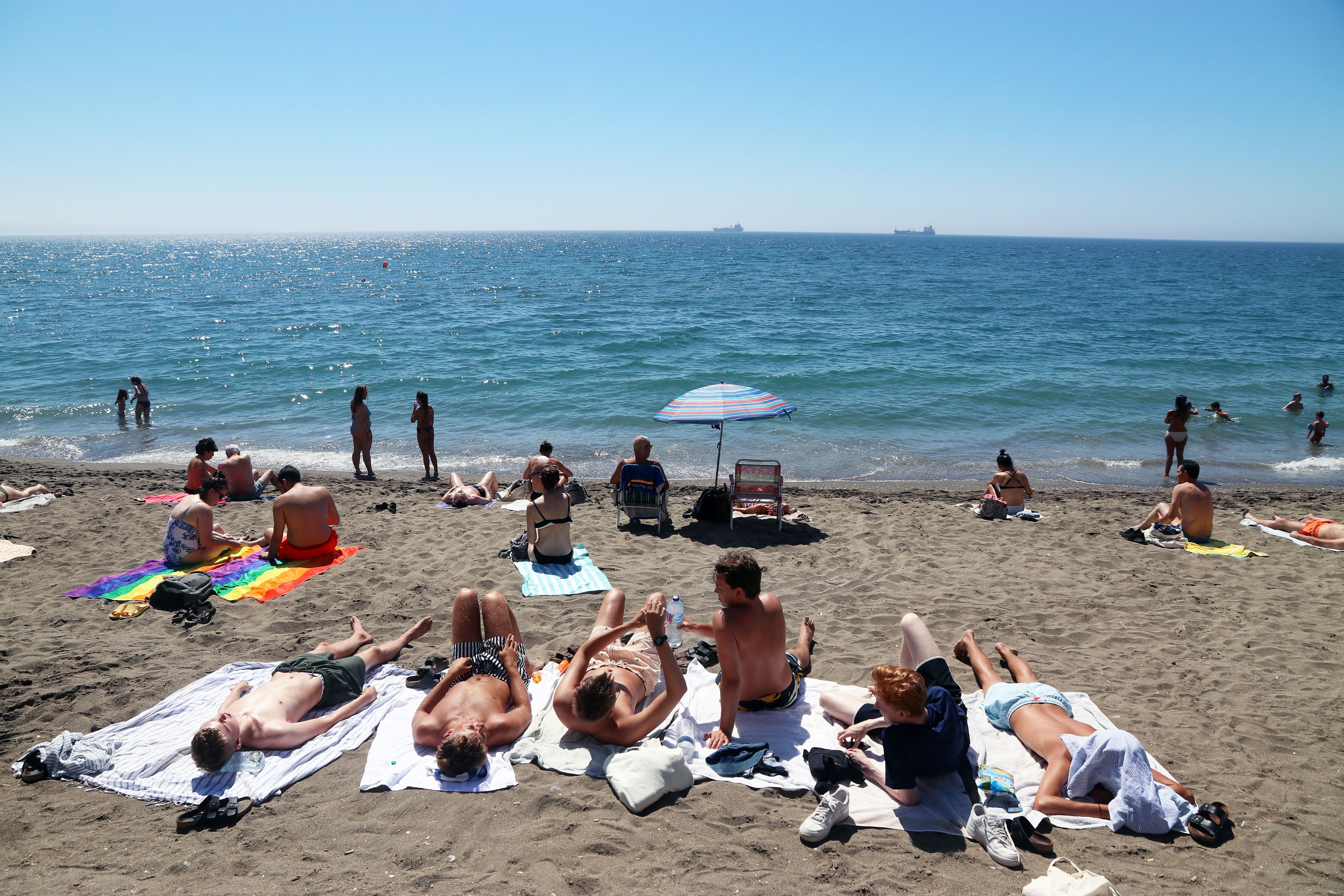 08/05/2021 Bathers and tourists enjoy a day at La Malagueta beach, where today the news was announced that the United Kingdom keeps Spain in amber and does not place it in the red zone due to Covid on August 5, 2021 in Malaga (Andalusia) ECONOMY Álex Zea - Europa Press