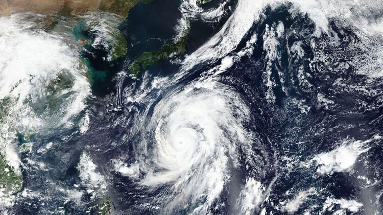 Esta foto satelital tomada por el satélite Suomi NPP de la NASA-NOAA muestra al tifón Hagibis acercándose a Japón (NASA Worldview, a través de AP)