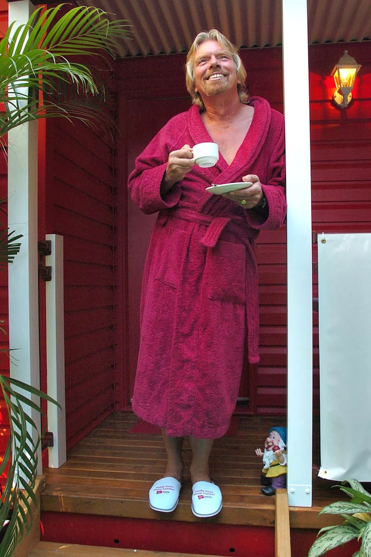 En marzo de 2006, para presentar ante la prensa a su empresa Virgin Home Loans en Sydney, Australia, recibió a la prensa vestido en bata en una casa prefabricada emplazada en Martin Place, el principal distrito bancario de Sydney (Foto: JACK ATLEY / BLOOMBERG NEWS)