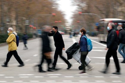 Todos los estudios e investigaciones de los brotes apuntan a que la mayoría de las transmisiones ocurren como resultado de que las personas infectadas arrojan gotas grandes y pequeñas partículas llamadas aerosoles cuando tosen, hablan o respiran (REUTERS)