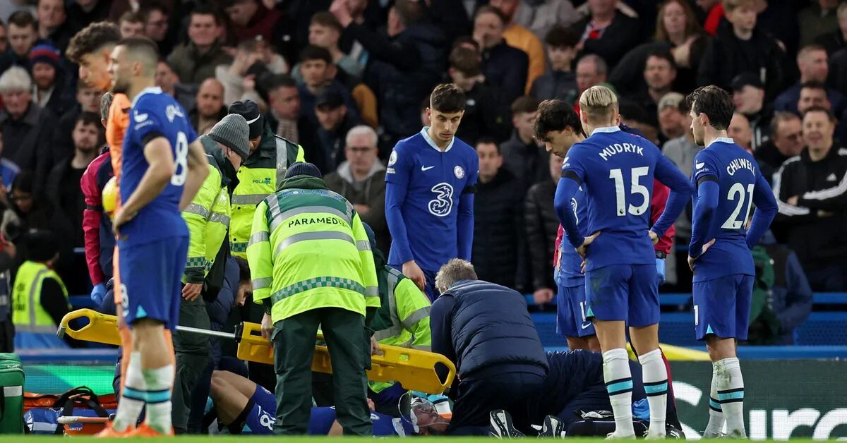 Brutal kick in the face of a Chelsea player: the match was interrupted for 10 minutes and he was taken out on a stretcher with oxygen