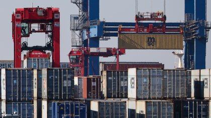 En 2020 el comercio mundial funcionó casi sin problemas porque pocos hombres trabajan en él: el volumen de transporte marítimo global perdió sólo un 4 por ciento. (EFE/Focke Strangmann)
