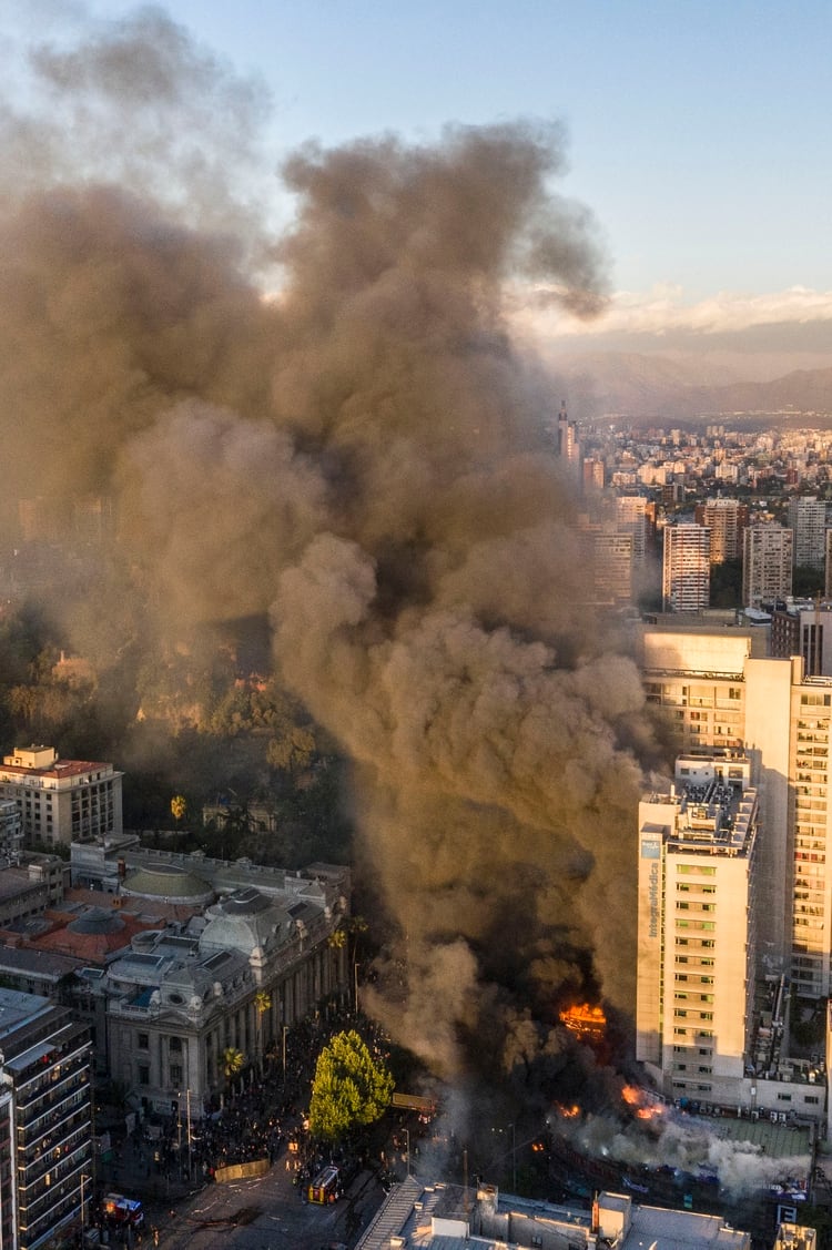 El incendio se produjo en medio de los choques entre manfiestantes y carabineros (AFP)