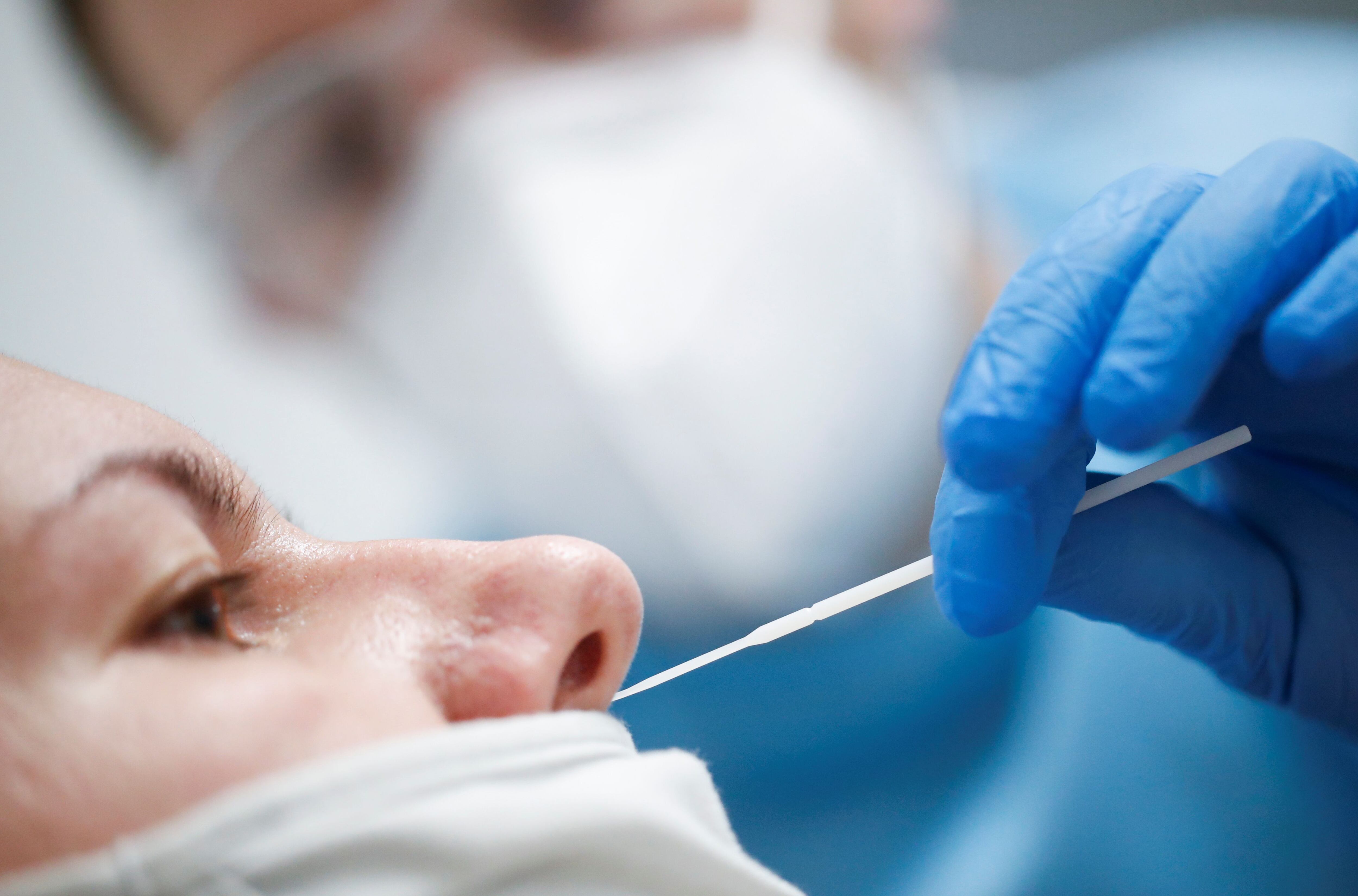 El test nasal que busca el biomarcador se podría usar a nivel masivo. Cuando se detecta el biomarcador, la muestra se pasaría a analizar por secuenciación genómica con más profundidad/ REUTERS/Stephane Mahe