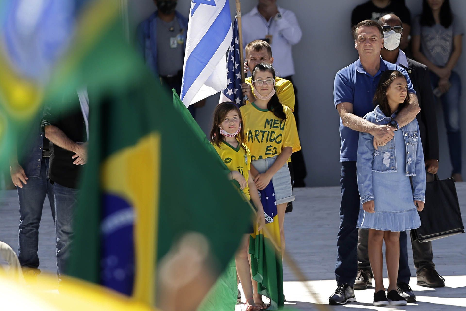 El presidente de Brasil, Jair Bolsonaro, abraza a su hija durante una protesta contra su ex ministro de justicia Sergio Moro y la Corte Suprema, frente al palacio presidencial de Planalto, este dominfo