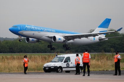 Mañana saldrá un nuevo vuelo de Aerolinias Argentinas para traer más vacunas a Rusia (Foto: REUTERS / Agustin Marcarian)