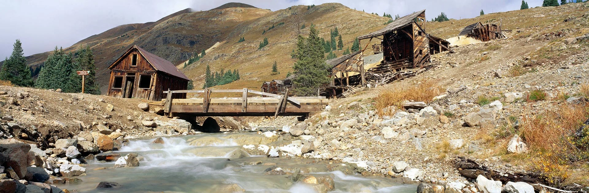 Lo que una vez fue una bulliciosa ciudad minera en el Alpine Loop de Colorado ahora es un pedazo desolado de tierra, escenario de unos pocos edificios decrépitos