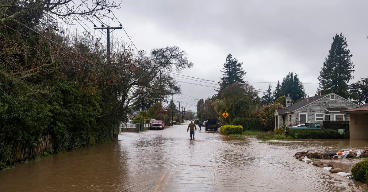 California flood breaks levee;  8,500 under warning
