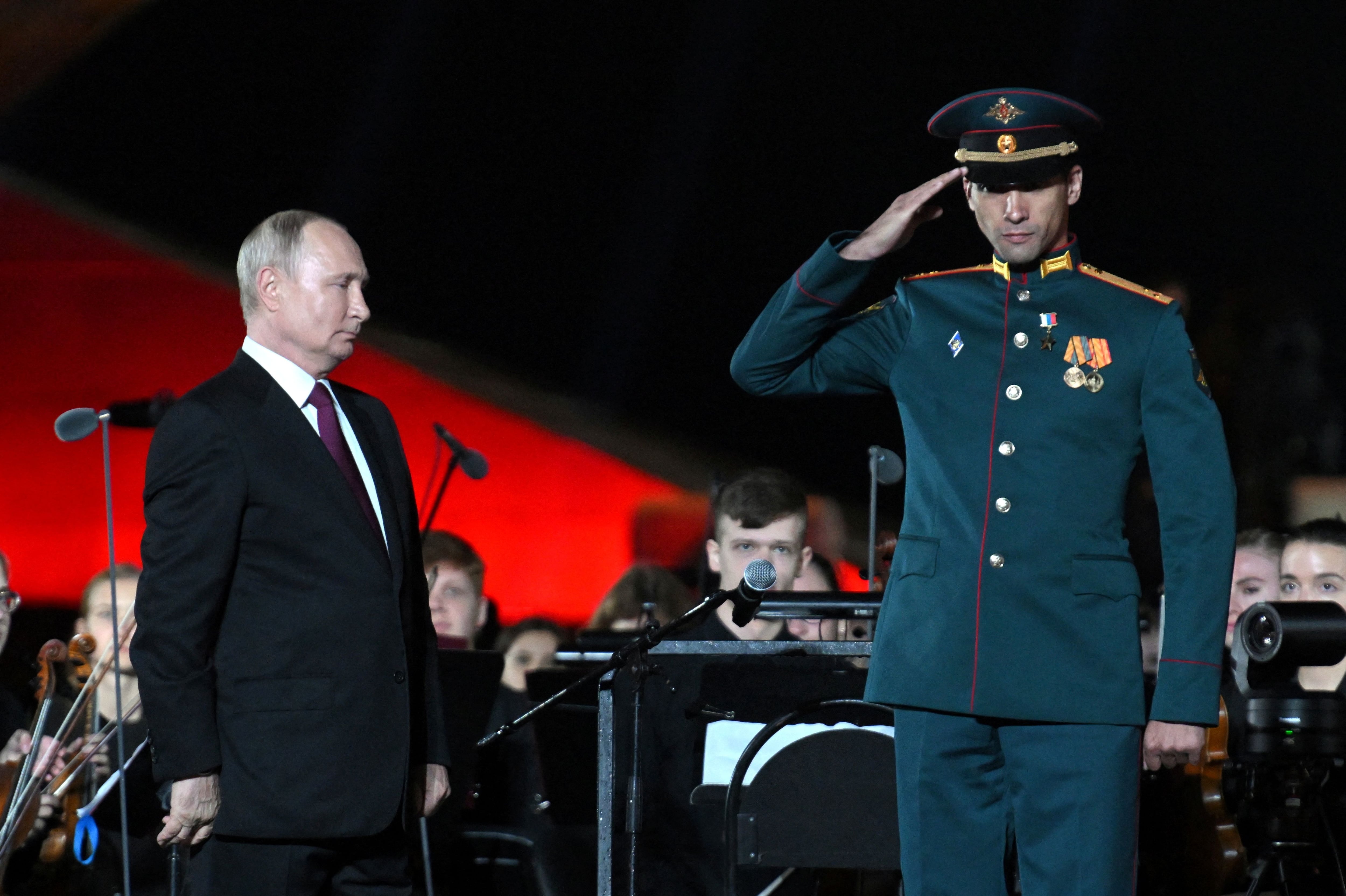 El presidente ruso, Vladimir Putin, junto a Rasim Baksikov, comandante de escuadrón de tanques del ejército ruso, tras condecorarle con el título honorífico de Héroe de Rusia (Reuters)