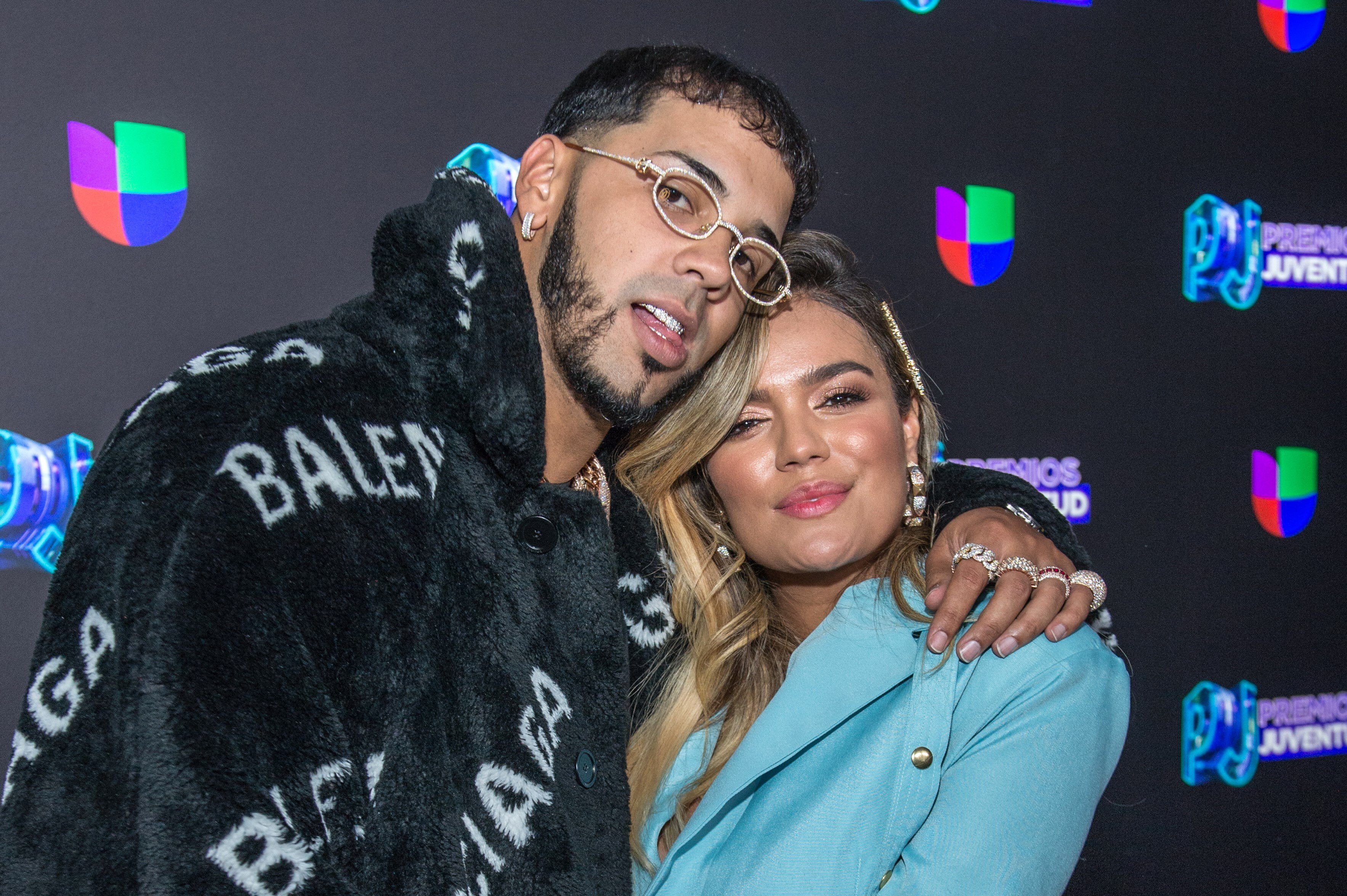 Karol G interpretó una canción de Anuel AA mientras bebía en un avión con destino a Las Vegas - Infobae