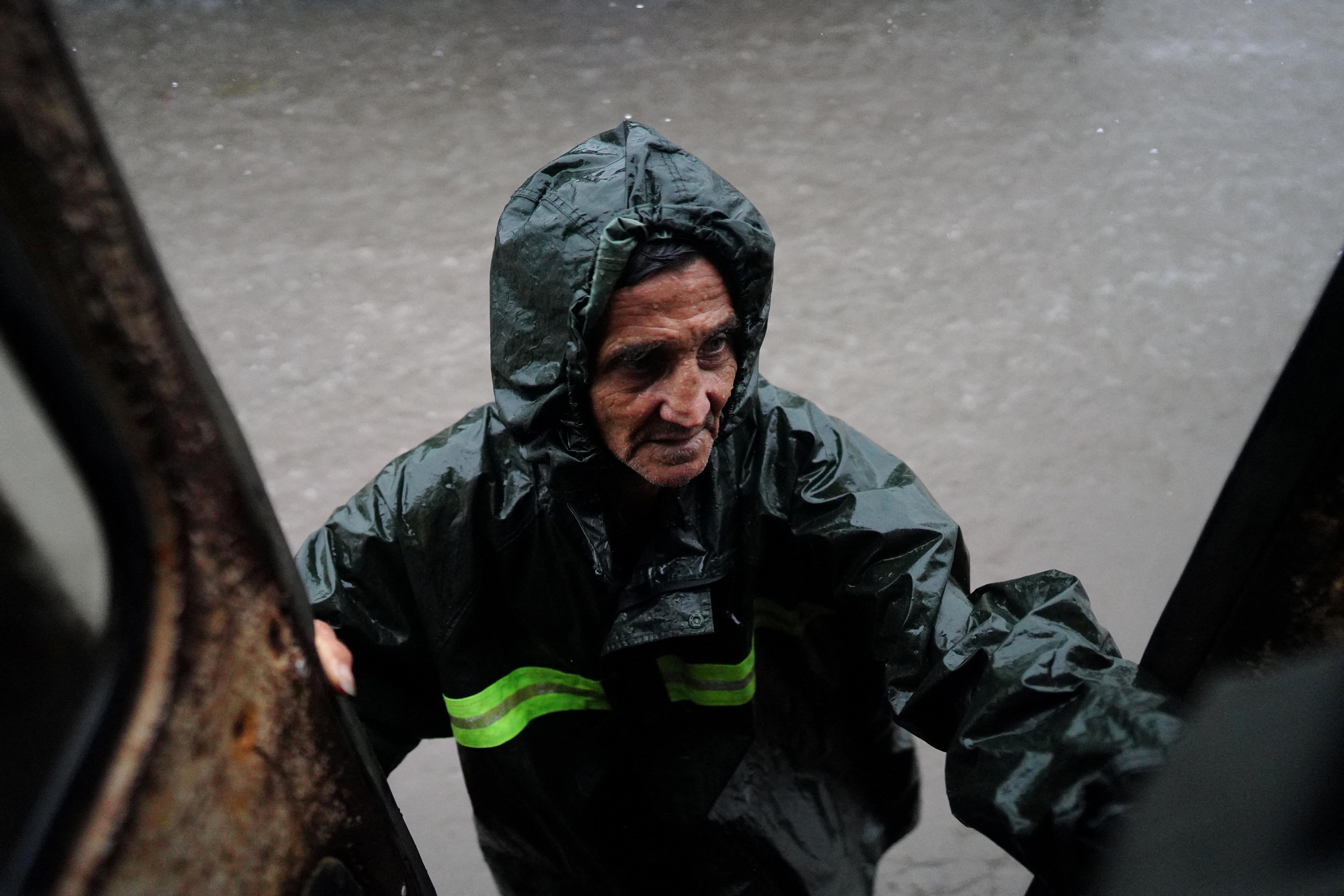 Un hombre es evacuado de una calle inundada cuando la tormenta Idalia toca tierra en Cuba, en Guanimar, Cuba, el 28 de agosto de 2023. REUTERS/Alexandre Meneghini