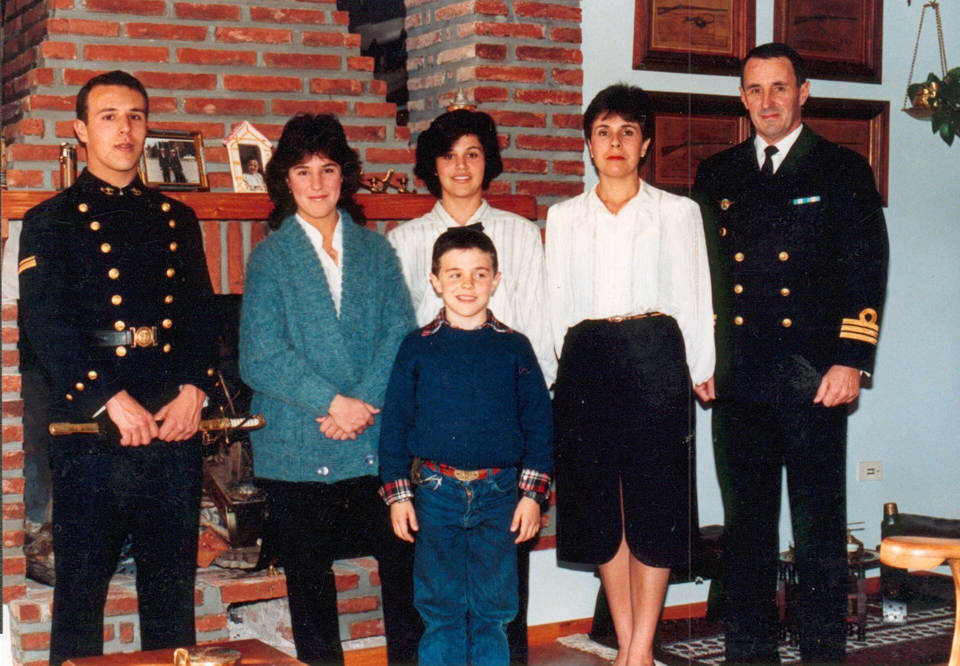 Alberto Philippi en su casa junto a su familia