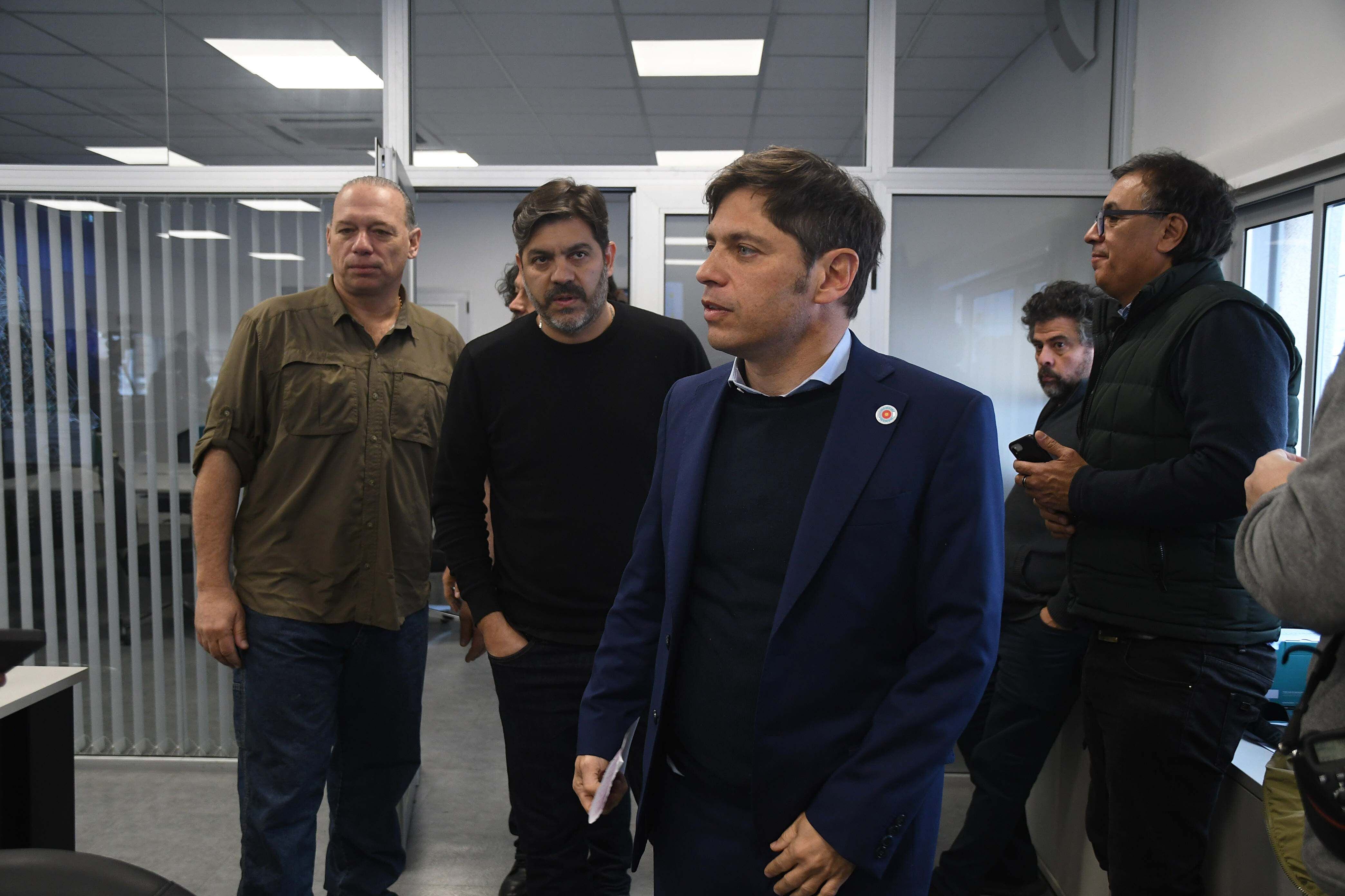 El gobernador de Buenos Aires, Axel Kicillof, y el ministro de Seguridad bonaerense, Sergio Berni, durante una reunión esta mañana por los saqueos en el Comando Unificado del Conurbano de La Matanza. FOTO: 
TÉLAM/PABLO AÑELI
