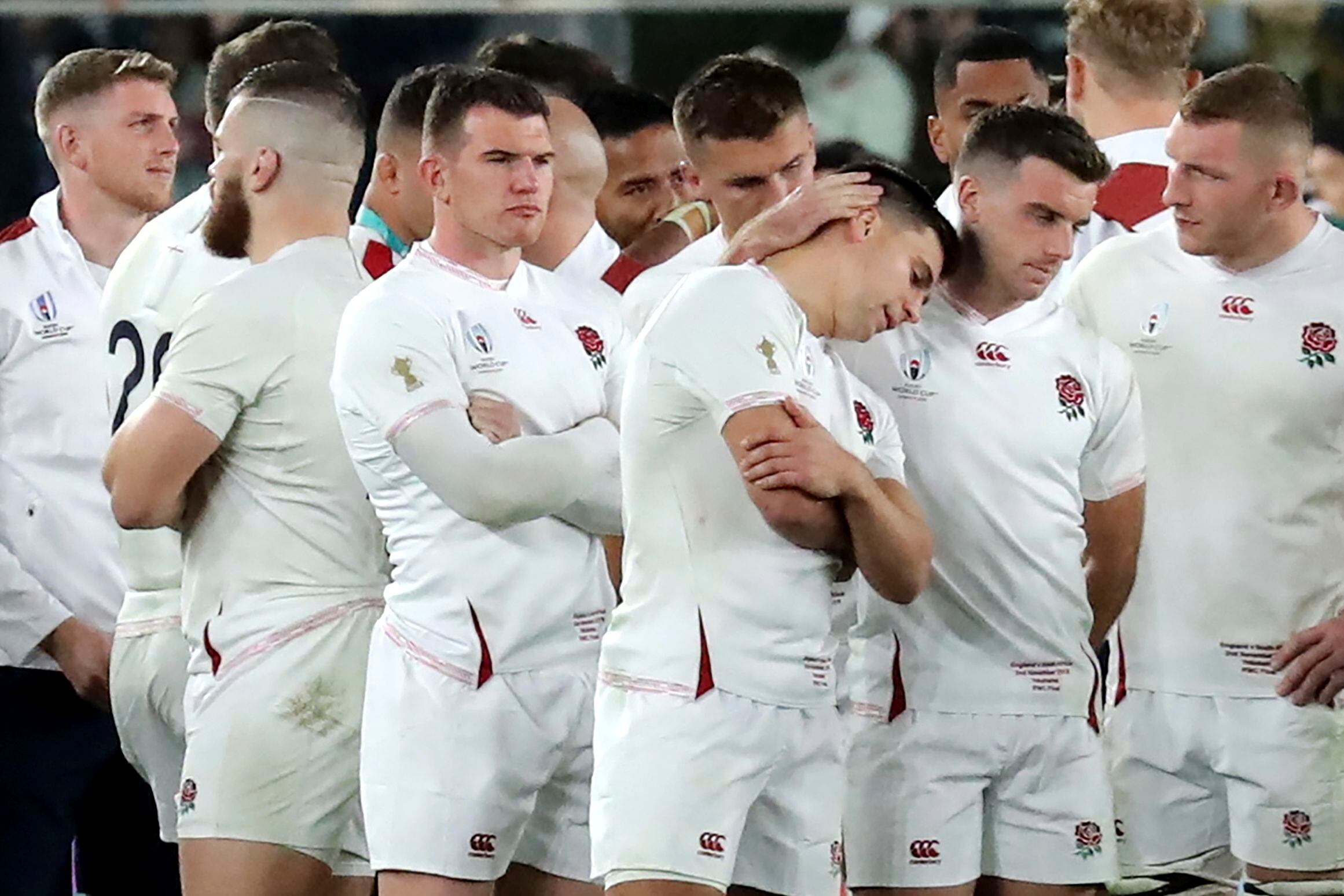 La tristeza de Inglaterra tras perder la final del Mundial (AP Photo/Eugene Hoshiko)
