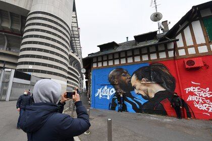 El encontronazo de Romelu Lukaku y Zlatan Ibrahimovic inmortalizado en un mural al ingreso del San Ciro. REUTERS/Daniele Mascolo
