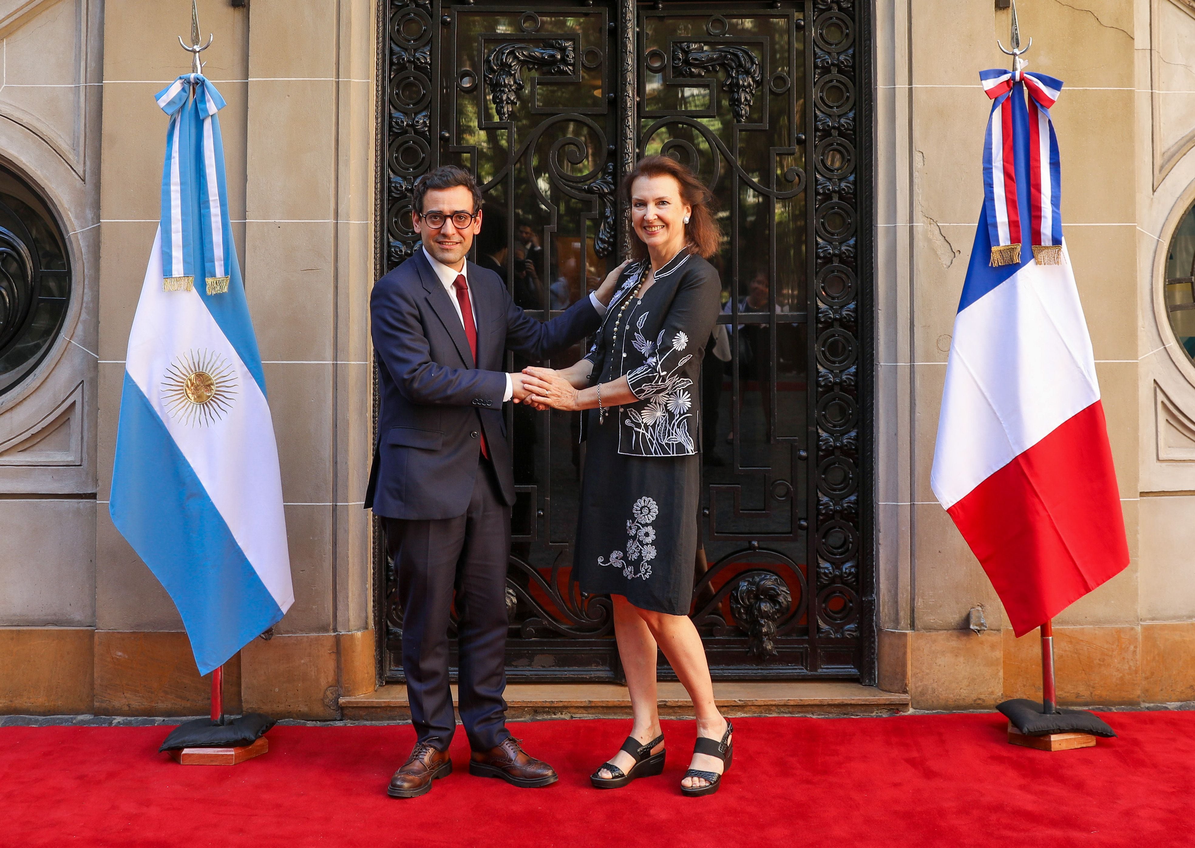 Diana Mondino junto al ministro de Relaciones Exteriores de Francia, Stéphane Séjourné, en el palacio San Martín en Buenos Aires 
