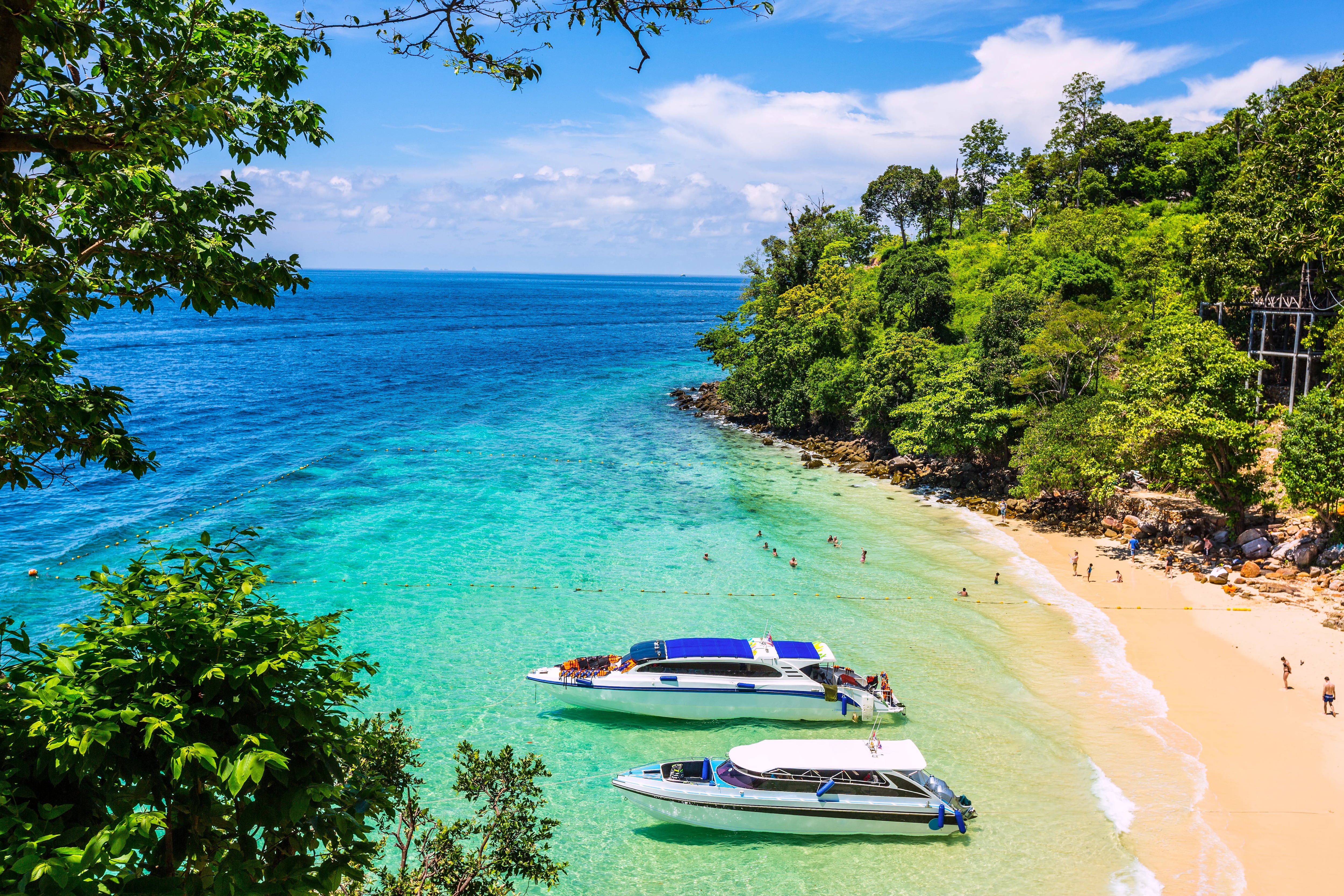 Las islas Phi Phi, una de las paradisíacas playas de Tailandia . Tres colores de agua componen su playa. Para llegar solamente se puede hacer vía lanchas.