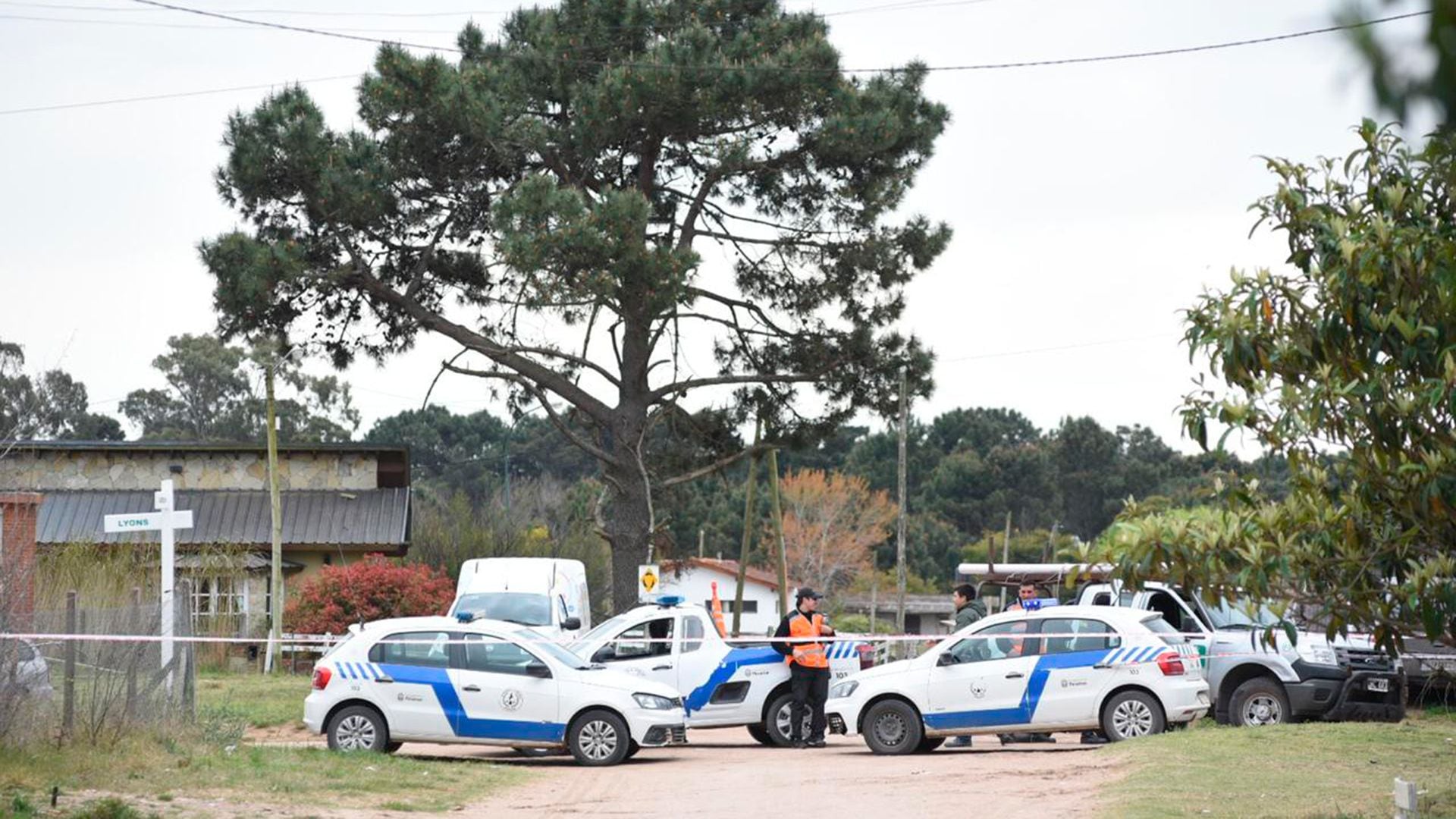 La Policía local, Defensa Civil y la Guardia Urbana acordonaron la zona (Diego Medina)