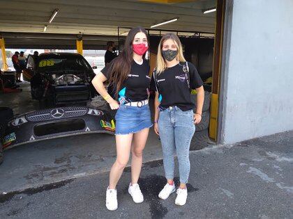 Las dos mecánicas, Paula Salazar (izq) y Victoria Pascual (der) en los boxes del Autódromo de Buenos Aires en la última fecha del Top Race.