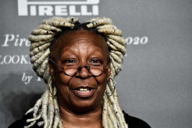 Imagen de archivo de la actriz estadounidense Whoopi Goldberg posando a su llegada al lanzamiento del calendario Pirelli 2020 "Buscando a Julieta" en Verona, Italia. 3 diciembre 2019. REUTERS/Flavio Lo Scalzo