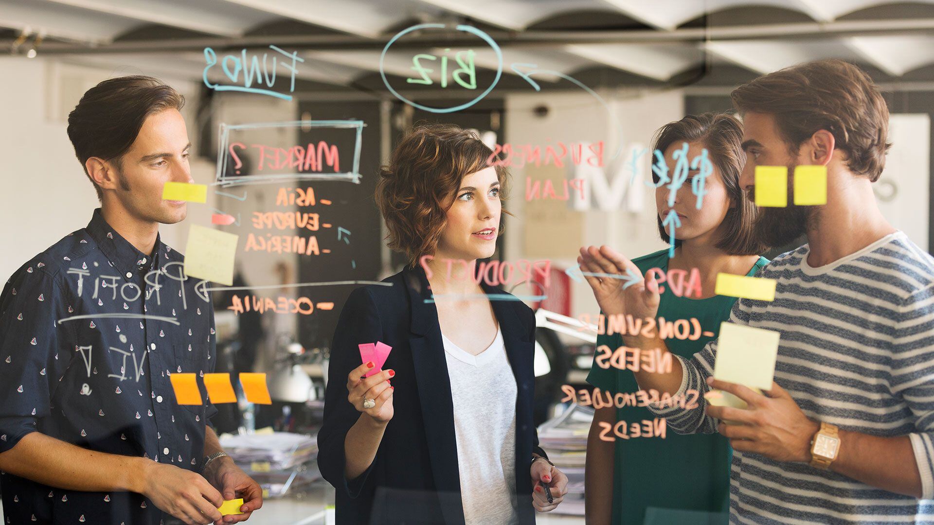El ecosistema laboral híbrido, con modelos productivos y flexible, requiere nuevos perfiles y maneras de liderazgo (Getty Images)