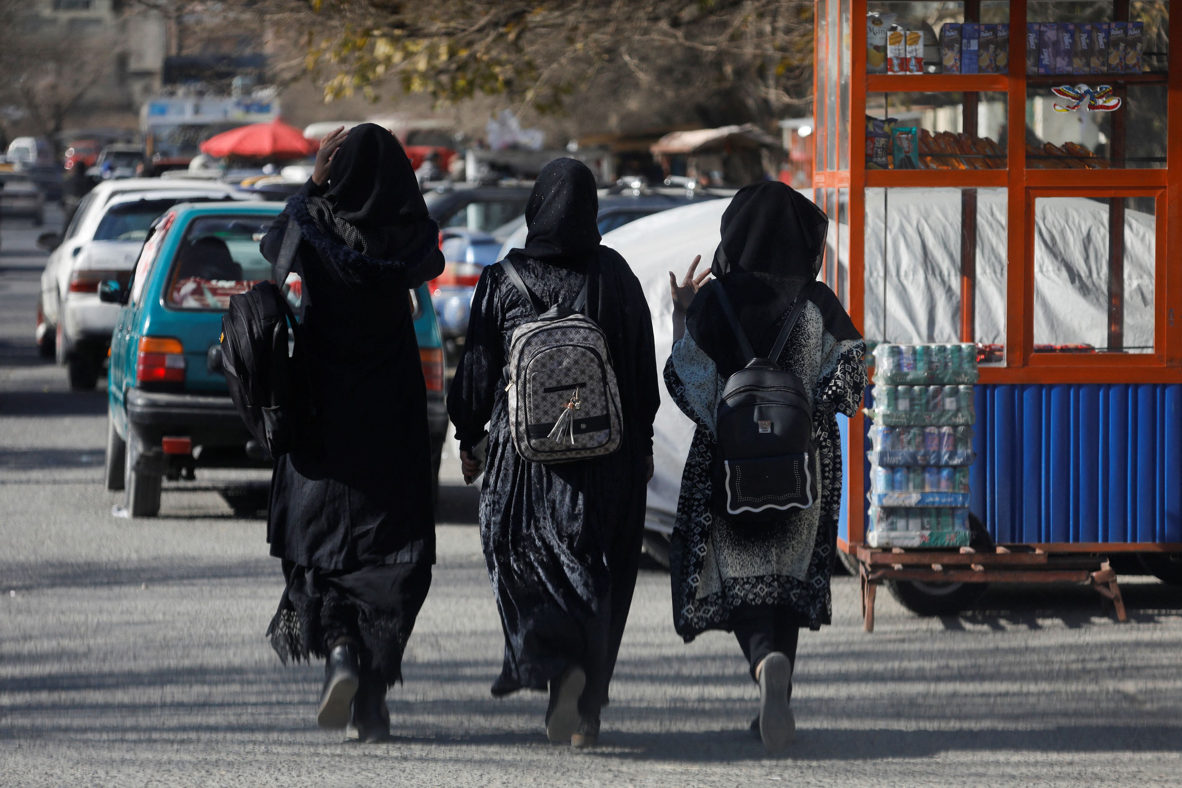 Estudiantes afganas caminan cerca de la Universidad de Kabul en diciembre de 2022, cuando los talibanes aún no habían expulsado a las mujeres de la educación superior. (REUTERS/Ali Khara)