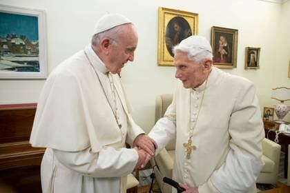 Francisco y Benedicto XVI, en un encuentro a fines de 2018 (Reuters)