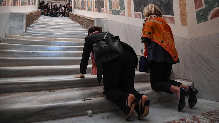 Dos mujeres asisten a la apertura extraordinaria de la Escalera Santa este jueves en la Basílica de San Juan de Letrán, Roma. El Vaticano exhibió hoy por primera vez en trescientos años la conocida como Escalera Santa, por la que según la tradición subió Jesús de Nazaret para ser juzgado (EFE/ Alessandro Di Meo)