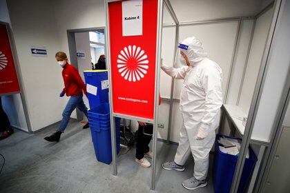 A medical worker collects a swab sample in the COVID-19 testing centre at Duesseldorf Airport, as EU countries impose a travel ban from the UK following the coronavirus disease (COVID-19) outbreak, in Duesseldorf, Germany, December 21, 2020. REUTERS/Wolfgang Rattay