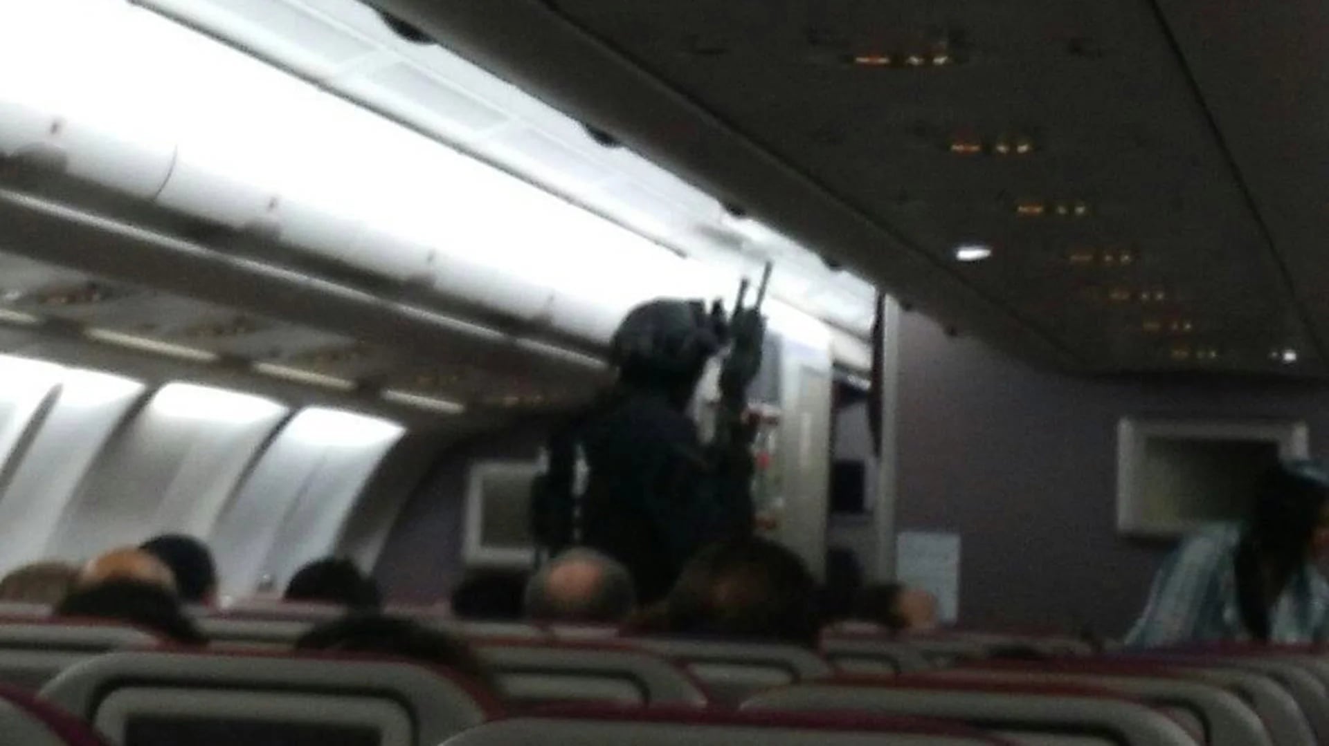 Una imagen enviada por un pasajero muestra a un miembro de las fuerzas de seguridad dentro de la cabina (@FlightAlerts777)